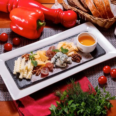 Сырная тарелка в Золотая прага по цене 1235 ₽