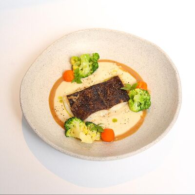 Палтус с пюре топинамбура и овощами конфив Beyond по цене 1330 ₽