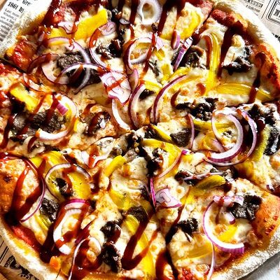 Пицца с говяжьей вырезкой в Кафе хорошего настроения Питер Пэн по цене 920 ₽