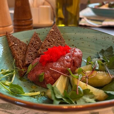 Тар-тар из говядины в Бальзамин по цене 750 ₽