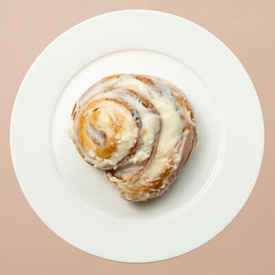 Булочка с корицейв Романовская пекарня по цене 280 ₽