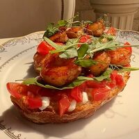 Брускетта с тигровыми креветками и сальсой в Бисквит