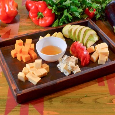 Ассорти европейских сыров с сезонными фруктами в АйДаБаран по цене 1450 ₽