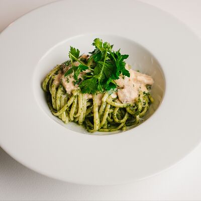 Лангуине с зелёным песто и жареными боровиками в сливочно-сырном соусе в Круча по цене 1060 ₽