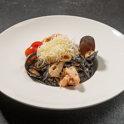 Черные спагетти с морепродуктами в La grande по цене 960 ₽