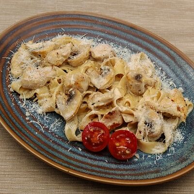 Паста фетучини с курицей и грибами в Кафе-пекарня Susser по цене 485 ₽