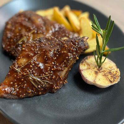 Свиные ребра в соусе барбекюв Лес и лис по цене 860 ₽