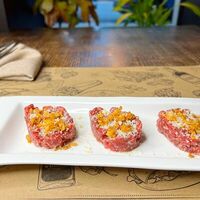 Тартар из говядины с трюфельным маслом и сыром пармезаном в Ринго Белз