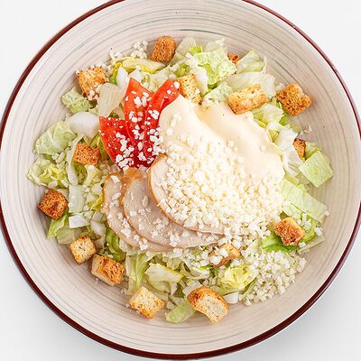 Салат Цезарь с курицей домашнего копчения в Вилка Ложка по цене 213 ₽