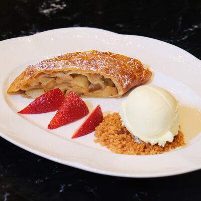 Яблочно-грушевый штрудель со сливочным джелато в Nest по цене 460 ₽