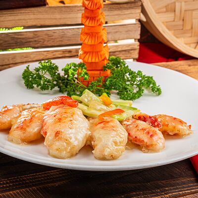 Обжаренные клешни краба в J.Z. Peking Duck по цене 8950 ₽
