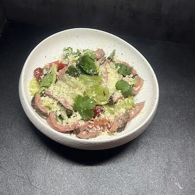 Салат с ростбифом в Лось Лосось по цене 890 ₽