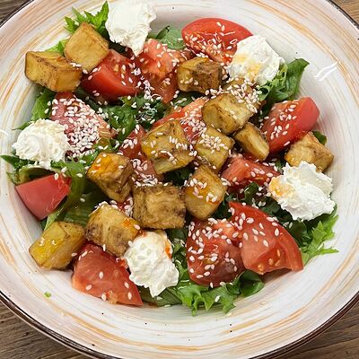 Салат с хрустящими баклажанамив Птичка по цене 520 ₽