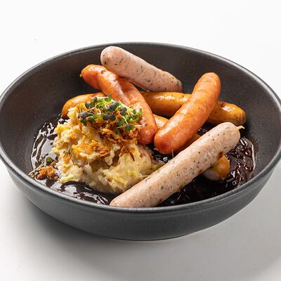 Ассорти колбасок с картофелем Colcannon и луковым соусом порто в Финнеганс Вейк по цене 990 ₽