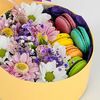Подарочный бокс с цветами и макарунсами в Дарите красиво по цене 3199