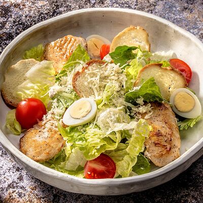 Салат Цезарь с креветкой в СъелБыСам по цене 349 ₽