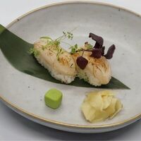 Нигири с диким морским гребешком в Robata