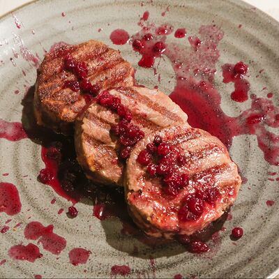 Медальоны из говядины в брусничном соусе в Троя по цене 1100 ₽