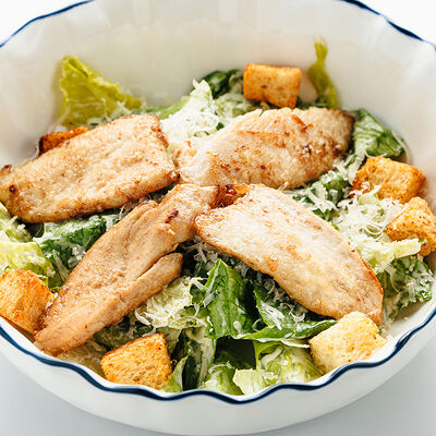 Салат Цезарь с курицей в Причал по цене 550 ₽