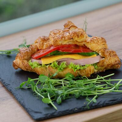 Круасан с ветчиной и сыром в Пекарня 50 лет СССР по цене 300 ₽