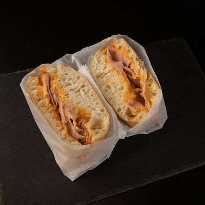 Хлеббер с ветчиной и сыром в Evecta Хибиногорская по цене 449 ₽