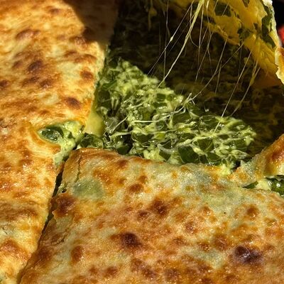 Осетинский пирог со шпинатом, сиром сулугуни и зелёным лукомв Кинто по цене 1400 ₽