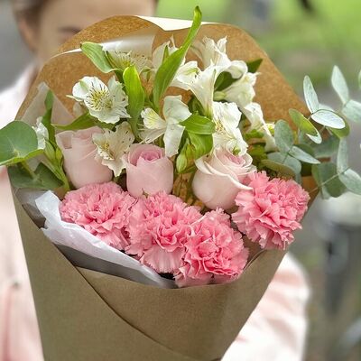 Букет из розовых диантусов, роз и альстромерий с веточками эвкалипта в Cosmo Сakery по цене 2700 ₽