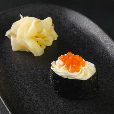 Гункан с красной икрой в Sushi7 по цене 245 ₽