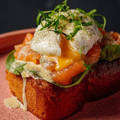 Бриошь с лососем, яйцом пашот и голландским соусом в Inside по цене 780 ₽