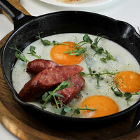 Яичница с мраморной колбаской в Стейк & Эггс