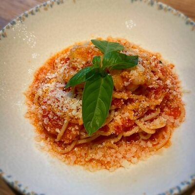 Паста с креветкамив DVOR гриль-бистро по цене 890 ₽