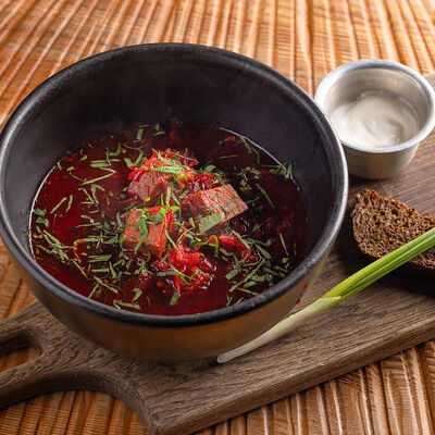 Борщ из говядины со сметаной и гренками в Горыныч по цене 830 ₽