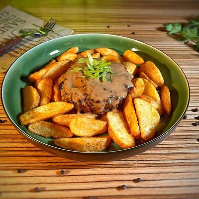 Котлета из говядины с картофельными дольками и сливочным демиглас в Пивная №1 по цене 895 ₽