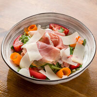 Салат с прошутто в Perbacco Italian Restobar
