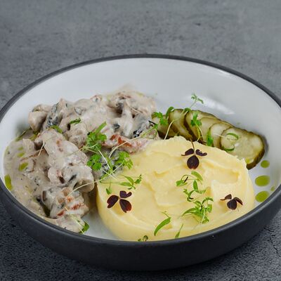 Строганов из свинины с картофельным пюре в В угли по цене 590 ₽