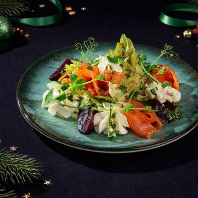 Салат с лососем и свеклой в Sarang по цене 607 ₽