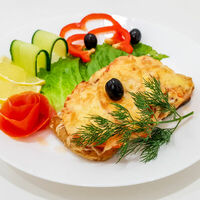 Форель запеченная с помидорами и сыром в Пельменная №1