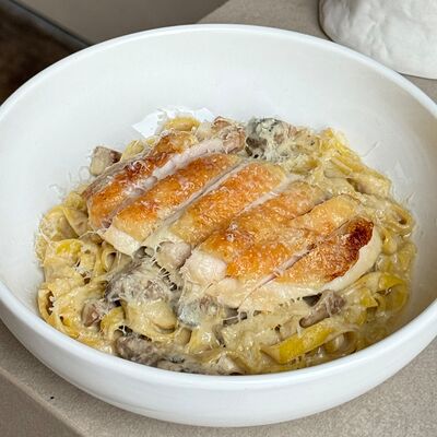 Тальятелле с куриным бедром и грибами в Greece по цене 720 ₽