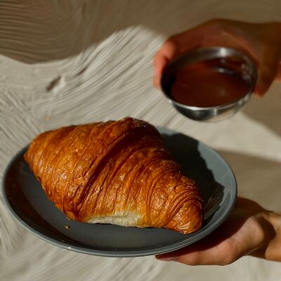 Круассан с сладкой начинкой в Zanoza Kруассантерия по цене 270 ₽