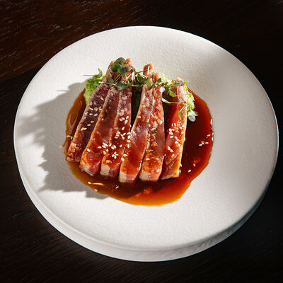 Тунец с пюре из брокколи и кунжутным соусомв Asian Hands по цене 2232 ₽