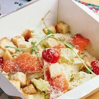 Салат Цезарь с копчёным лососем в PEL'MENNO Пельмени и Вареники