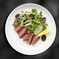 Тальята с руколой и пармезаном в CLAVIS