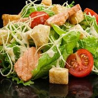 Салат Цезарь с лососем в Love Мясо