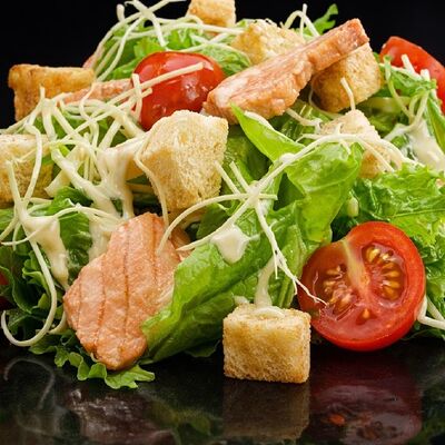 Салат Цезарь с лососем в Love Мясо по цене 370 ₽
