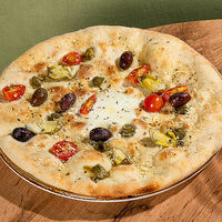 Фокачча с артишоками, лечино и каперсами в IL Патио