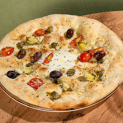 Фокачча с артишоками, лечино и каперсами в iL Патио по цене 890 ₽