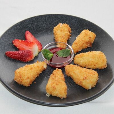 Жареный сулугуни с ягодным соусом в Каравелла по цене 320 ₽