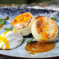 Сырники с домашним облепиховым вареньем и сметаной в ФедяДичь