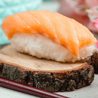 Суши с лососем в Мегаролл по цене 190 ₽