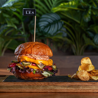 Бургер из мраморной свинины Дюрокв L.Е.S. по цене 690 ₽